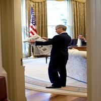 Рам Емануел Гледа Во Весник Во Овалната Соба Додека Претседателот Обама Разговара По Телефон. Април 2009. Историја